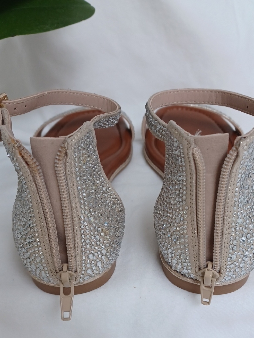 NWT Kelly & Katie Rhinestone Zipper Back Sandals in Silver With Tan Soles - Picture 4 of 10